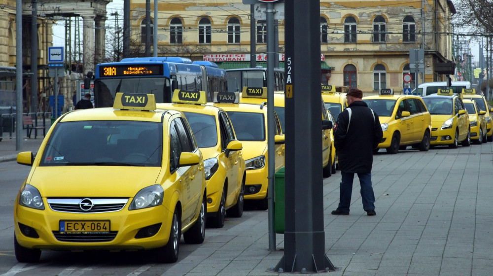 Taxi gépkocsik sora vár utasra a Keleti pályaudvar érkezési oldalánál. MTVA/Bizományosi: Jászai Csaba  *************************** Kedves Felhasználó!