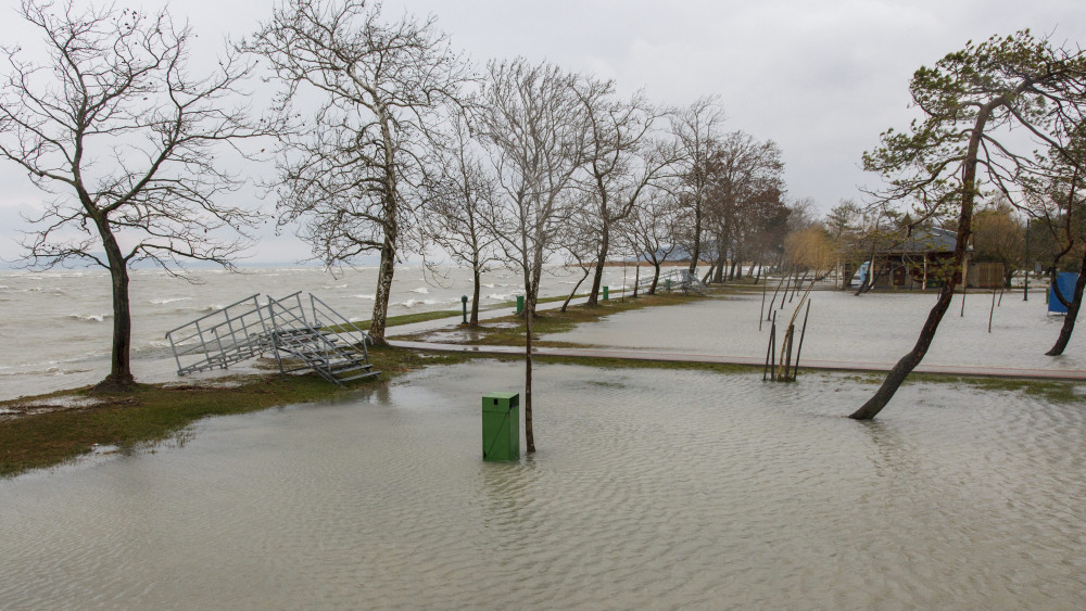 A Balaton magas vízállása és a viharos szél miatt kicsapódó hullámok által elárasztott balatonfenyvesi szabadstrand 2016. március 4-én.