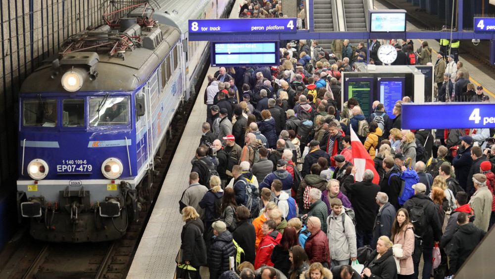 Varsó, 2018. március 13.Magyarország és a magyar kormány szimpatizánsai gyülekeznek a varsói központi pályaudvaron, mielőtt a  Gazeta Polska lengyel hetilap klubjainak szervezésében Budapestre indulnának vonattal 2018. március 13-án. A lengyel csoport az 1848-49-es forradalom és szabadságharc évfordulója alkalmából rendezett ünnepségeken vesz részt a magyar fővárosban. (MTI/EPA/Leszek Szymanski)