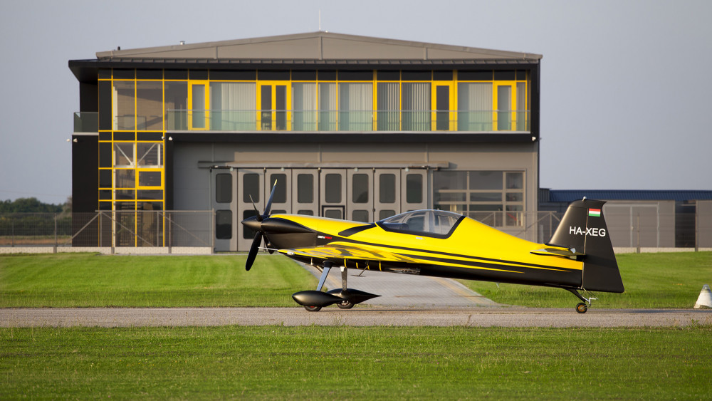 A GENPRO műrepülőgép a jakabszállási repülőtéren