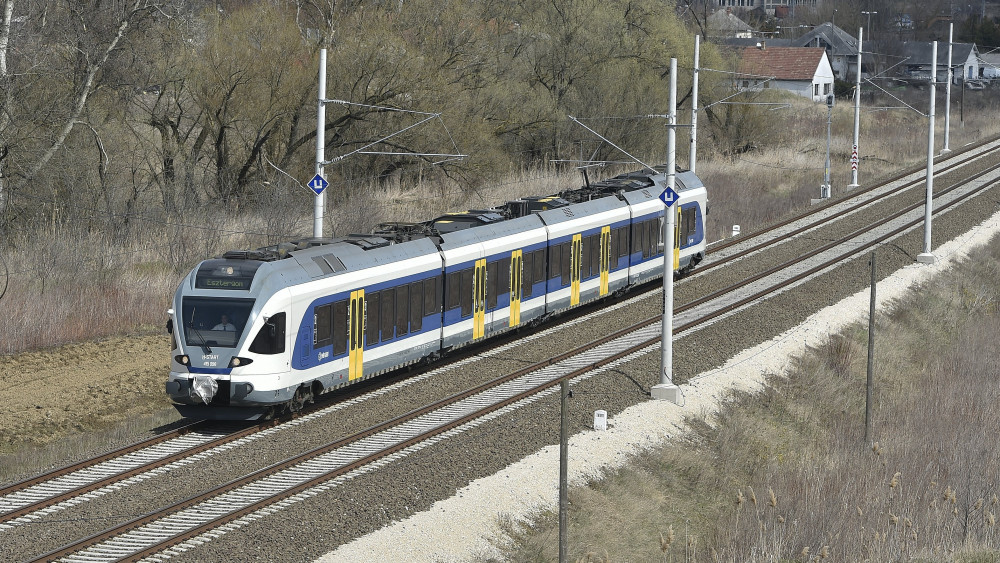 Flirt motorvonat halad Ürömnél a Budapest-Esztergom vasútvonalon 2018. április 3-án. Ezen a napon a vasútvonal villamosításának befejezése alkalmából sajtótájékoztatót tartottak az esztergomi vasútállomáson, amelyet a vonal korszerűsítésével egyidejűleg átépítettek. A vonal villamosításával a korábban 1 óra 28 perces menetidő 1 óra 9 percre csökkent, majd a májustól induló, sűrűbb menetrenddel egy óra két perc lesz az utazás ideje. A teljes vonalon új D55 típusú biztosítóberendezéseket helyeztek üzembe.