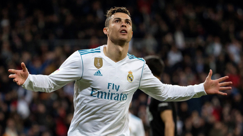 Madrid, 2018. március 19.Cristiano Ronaldo, a Real Madrid játékosa ünnepli a Girona együttese ellen szerzett gólját a spanyol első osztályú labdarúgó-bajnokságban játszott mérkőzésen a madridi Santiago Bernabeu stadionban 2018. március 18-án. (MTI/EPA/Rodrigo Jiménez)