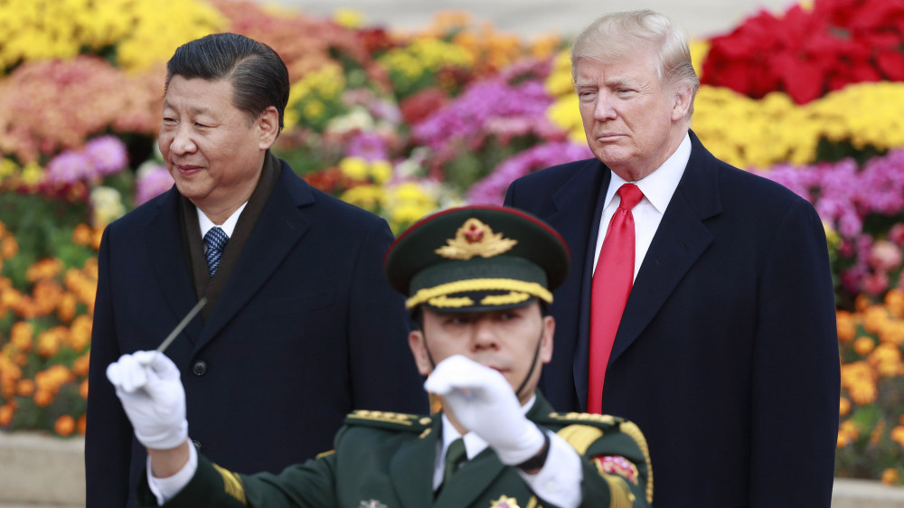 Peking, 2017. november 9.Hszi Csin-ping kínai elnök (b) és Donald Trump amerikai elnök a pekingi Nagy Népi Csarnoknál tartott fogadási ünnepségen 2017. november 9-én. Trump kétnapos látogatáson tartózkodik Kínában. (MTI/EPA/Hszinhua)