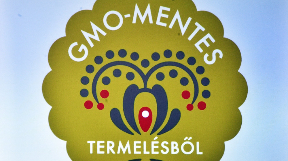A géntechnológiai módosításoktól (GMO) mentes magyar élelmiszerek megkülönböztetésére bevezetett védjegy a Földművelésügyi Minisztériumban tartott bemutatón 2018. április 4-én.