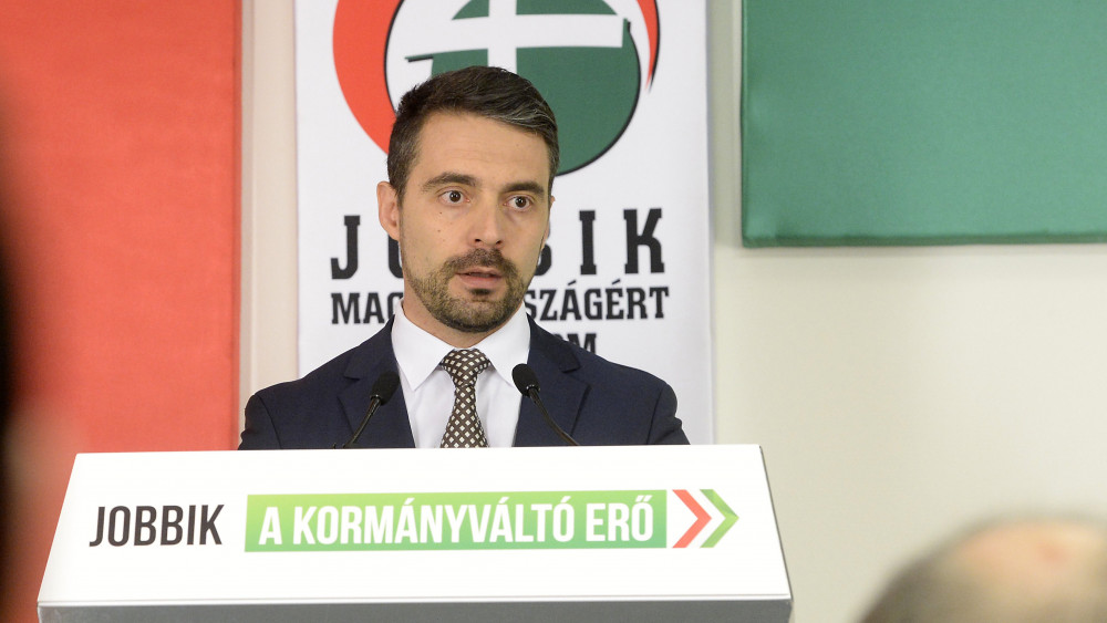 Vona Gábor, a Jobbik elnöke és miniszterelnök-jelöltje sajtótájékoztatót tart Az áprilisi akcióterv első intézkedései címmel a Képviselői Irodaházban 2018. április 4-én.