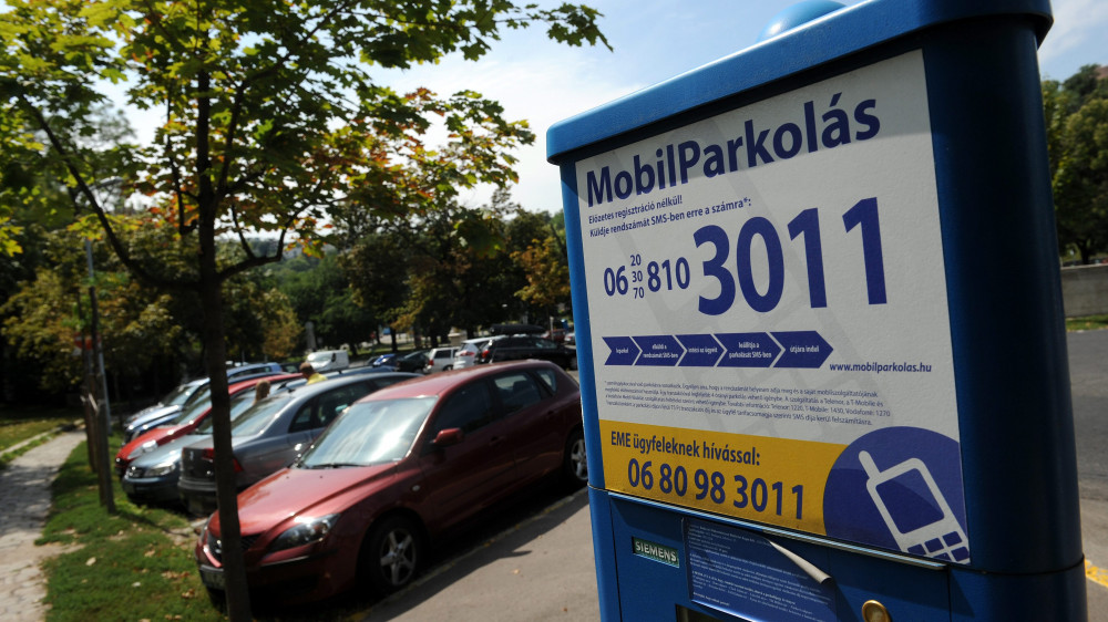 Mobilparkolás telefonszáma olvasható egy parkolóautomatán Budán, a Dózsa György térnél 2012. augusztus 3-án.