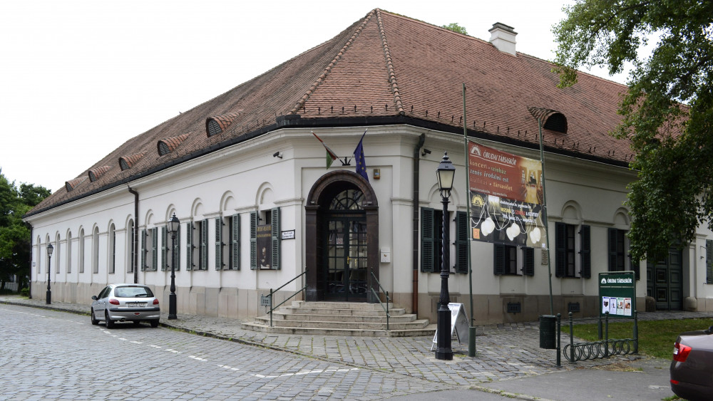 Az Óbudai Társaskör (ÓTK) műemlék épülete és bejárata a Korona tér és a Kiskorona utca sarkán, a főváros III. kerületében. Az 1988. október 1-jén megnyílt és az Óbuda-Békásmegyer Önkormányzat tulajdonában levő intézmény művészeti eseményeknek ad otthont, koncertek, zenés irodalmi estek, színházi előadások és kiállítások helyszínéül szolgál. MTVA/Bizományosi: Róka László  *************************** Kedves Felhasználó!