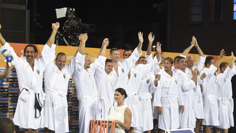 A győztes Millennium játékosai a masters korosztályú vizes világbajnokság férfi vízilabdatornáján a 40+-os korcsoport eredményhirdetésén a Hajós Alfréd Nemzeti Sportuszodában 2017. augusztus 13-án.