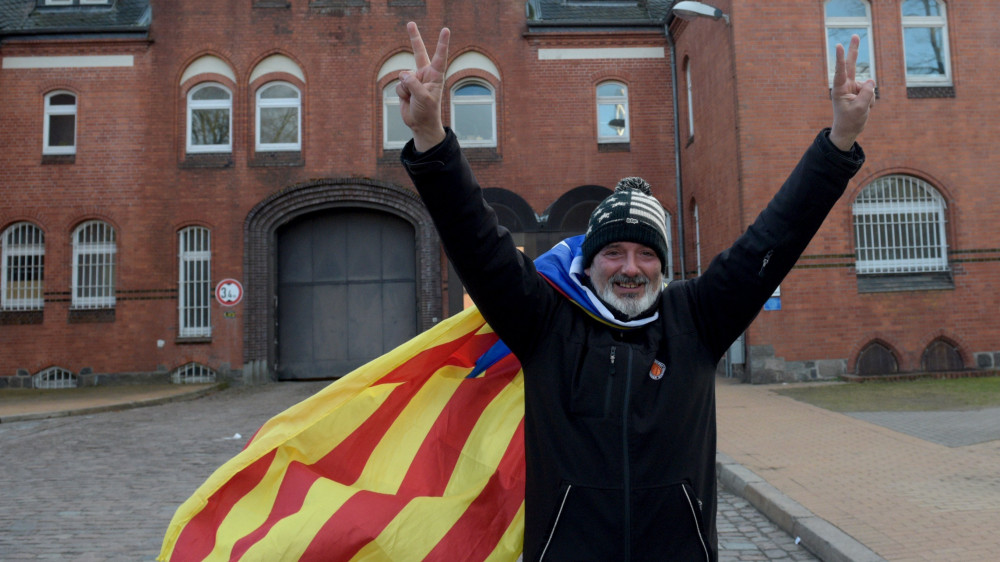 Neumünster, 2018. április 5.A katalán függetlenséget pártoló Eduardo Alonso a neumünsteri börtön előtt 2018. április 5-én, miután megtudta, hogy az itt fogva Carles Puigdemont volt katalán elnököt óvadék ellenében szabadon engedik. Puigdemont kiadatását a spanyol hatóságok kérték. (MTI/EPA/Jens Schlüter)