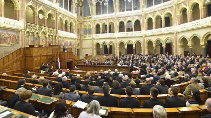 A kormányt kérdezik a képviselők a parlamentben