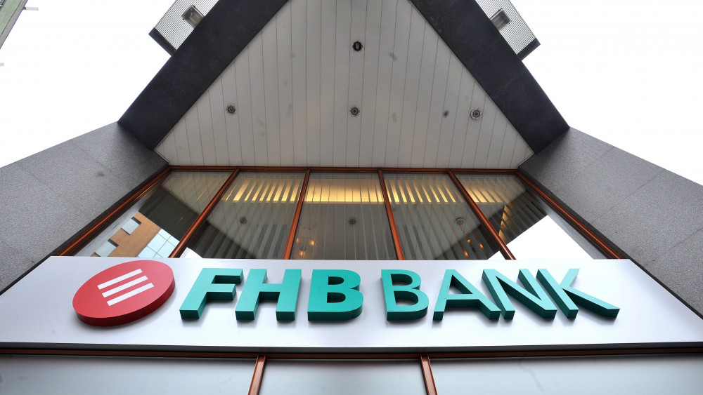 Felirat az FHB Bank XIII. kerület Váci úti bankfiókjának épületén.