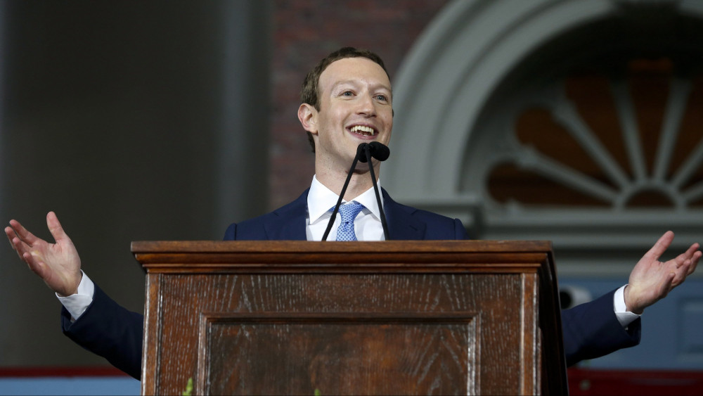 Cambridge, 2017. május 26.Mark Zuckerberg, a Facebook közösségi alapítója évzáró beszédet mond a Massachusetts állambeli Harvard egyetemen 2017. május 25-én. Zuckerberg, aki annak idején kimaradt a Harvardról, tiszteletbeli  doktori címről szóló oklevelet kapott. (MTI/EPA/Lisa Hornak)