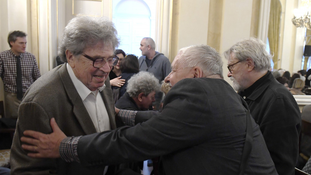 Konrád György Kossuth-díjas író (b) érkezik a 85. születésnapja alkalmából rendezett ünnepi műsorra a budapesti Petőfi Irodalmi Múzeumban 2018. április 5-én.