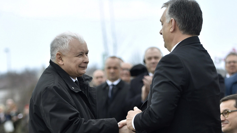 Orbán Viktor miniszterelnök (j) és Jaroslaw Kaczynski, a lengyel kormányzó Jog és Igazságosság Párt (PiS) elnöke a szmolenszki légikatasztrófa áldozatainak emlékére állított, Mementó Szmolenszkért elnevezésű emlékmű felavatásán Budafokon 2018. április 6-án.
