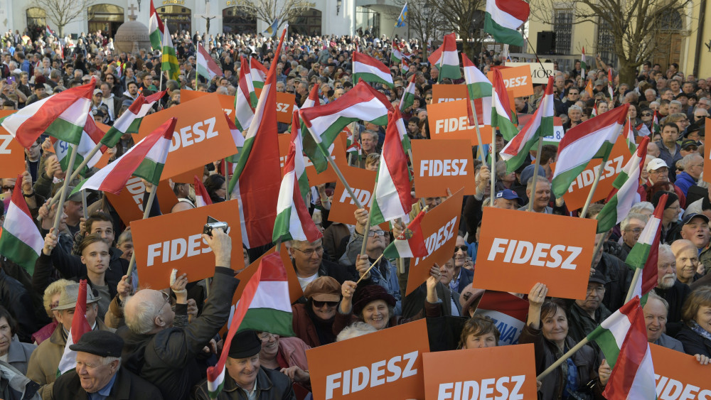 A Fidesz központi kampányzáró rendezvényének kezdésére várakozók Székesfehérváron, a Városház téren az Országalmánál 2018. április 6-án. A rendezvényen Orbán Viktor miniszterelnök, pártelnök mond beszédet.
