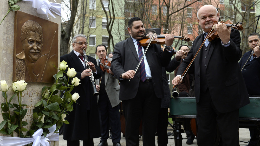 Zenészek játszanak Oláh László cigányprímás újonnan felavatott emléktáblája mellett a romák világnapja alkalmából tartott megemlékezésen a VIII. kerületi Muzsikus cigányok parkjában 2018. április 7-én.