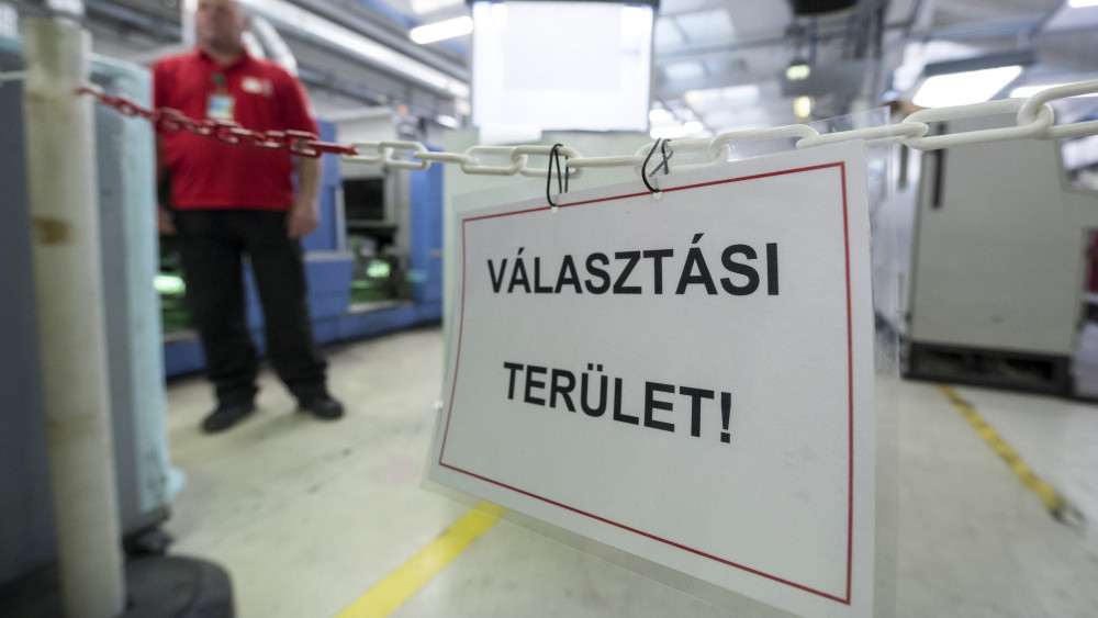 Választási területre figyelmeztető felirat az ÁNY Biztonsági Nyomda kőbányai telephelyén 2018. március 22-én, ahol  nyomtatják az április 8-ai országgyűlési választás szavazólapjait. A nyomdában kétféle (a magyarországi és levélben szavazáshoz szükséges) országos pártlistás szavazólapot, a 106 egyéni választókerület és a 13 nemzetiség országos listás szavazólapját, vagyis összesen 121 félét készítenek. Körülbelül 18 millió szavazólap készül a nyomdában.
