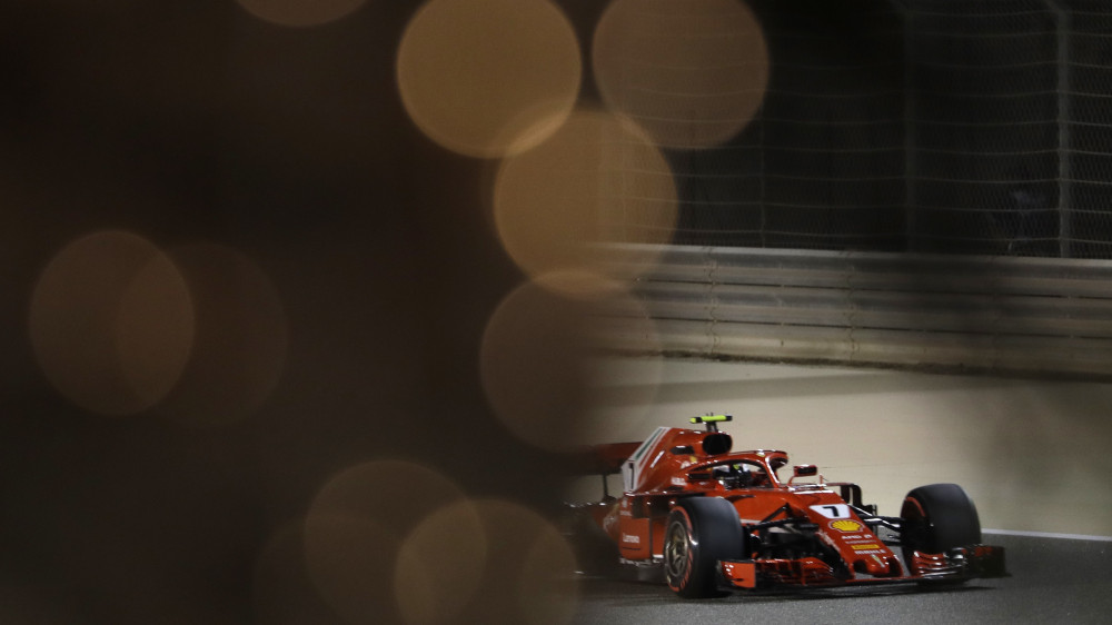 Szahír, 2018. április 06.Kimi Räikkönen, a Ferrari finn versenyzője a Forma-1-es autós gyorsasági világbajnokság Bahreini Nagydíjának második szabadedzésén a szahíri pályán 2018. április 6-án, két nappal a futam előtt. (MTI/AP/Luca Bruno)