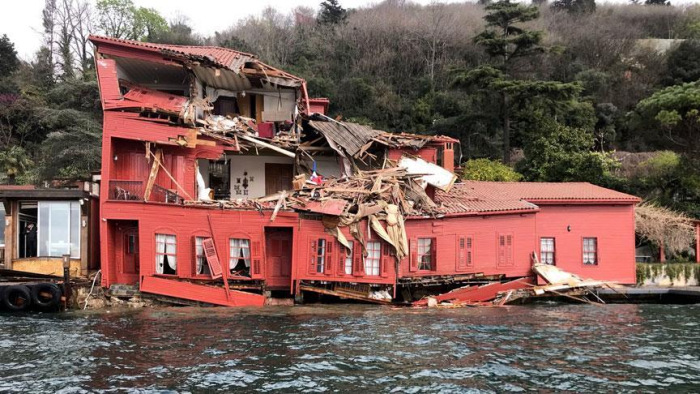 Műemléket zúzott össze a Boszporusz partján egy irányíthatatlanná vált teherhajó