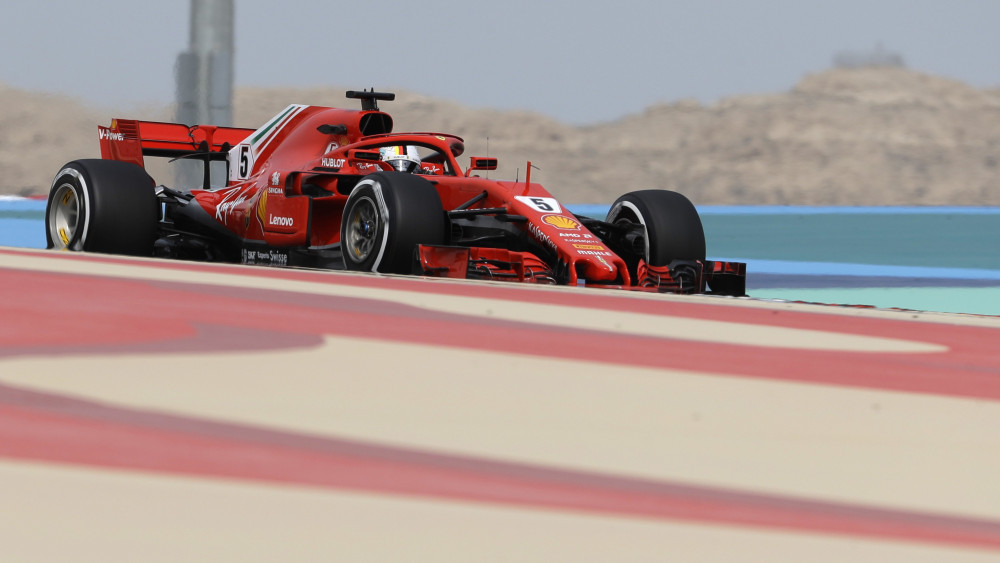 Szahír, 2018. április 06.Sebastian Vettel, a Ferrari német versenyzője a Forma-1-es autós gyorsasági világbajnokság Bahreini Nagydíjának első szabadedzésén a szahíri pályán 2018. április 6-án, két nappal a futam előtt. (MTI/AP/Luca Bruno)