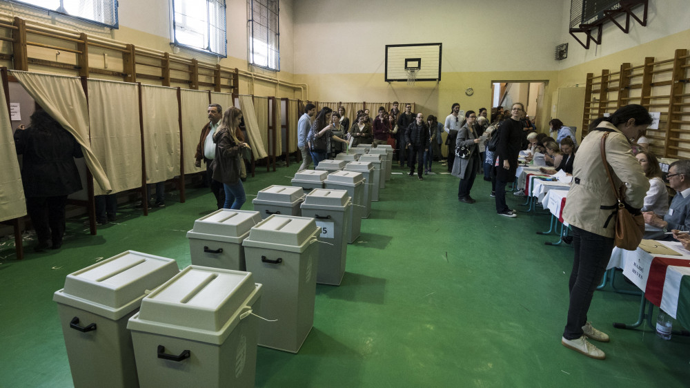 Szavazók Újbudán, a Bocskai István Általános Iskolában 2018. április 8-án. Az országban itt a legmagasabb, 10764 a szavazásra átjelentkezők száma.