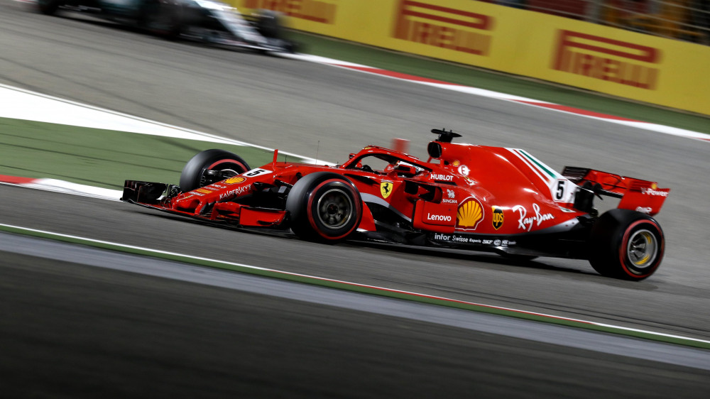 Szahír, 2018. április 8.Sebastian Vettel, a Ferrari német versenyzője a Forma-1-es autós gyorsasági világbajnokság Bahreini Nagydíján a szahíri pályán 2018. április 8-án. (MTI/EPA/Srdjan Suki)