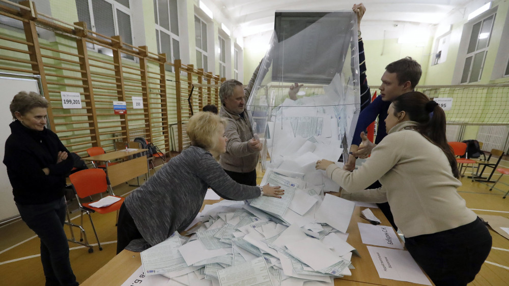 Szentpétervár, 2018. március 18.A helyi szavazatszámláló bizottság kiürít egy urnát egy szentpétervári szavazóhelyiségben 2018. március 18-án, az elnökválasztás napján. A moszkvai Központi Választási Bizottság előzetes adatai az elnökválasztáson független jelöltként induló Vlagyimir Putyin hivatalban levő államfő győzelmét vetítik előre. (MTI/EPA/Anatolij Malcev)