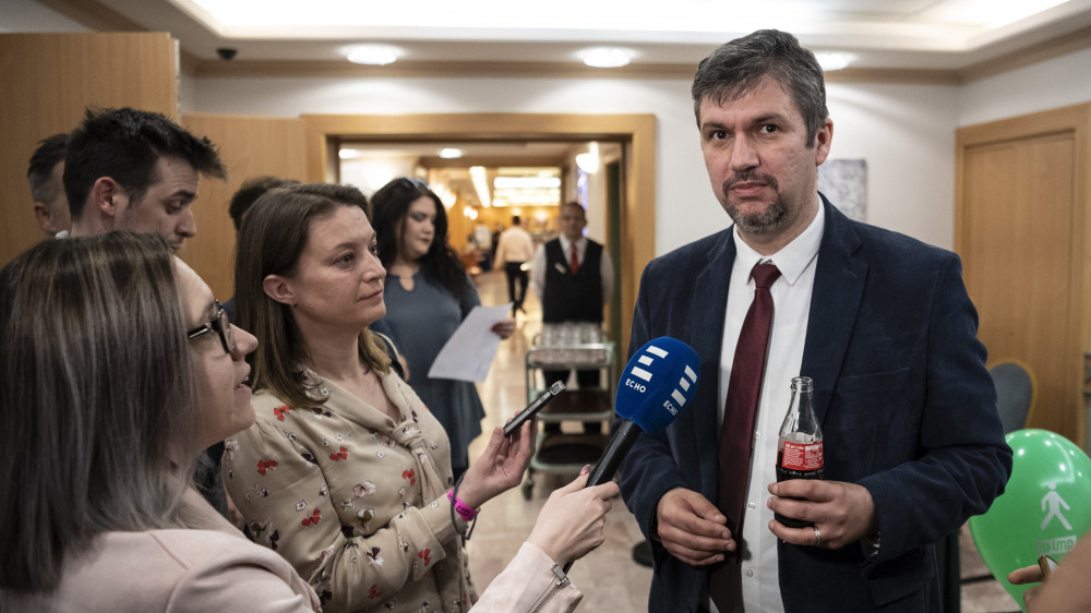 Hadházy Ákos, a Lehet Más a Politika (LMP) társelnöke nyilatkozik a párt választási eredményváró rendezvényén a budapesti Danubius Hotel Arenában 2018. április 8-án.