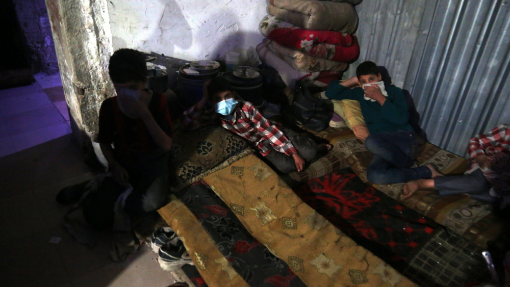 Dúma, 2018. április 8.Légzési nehézséggel küzdő szíriai fiúk pihennek egy állítólagos gáztámadás után a Dzsejs al-Iszlám szíriai felkelőcsoport kezén levő Dúmában 2018. április 8-án. Az előző napon legkevesebb negyven ember halt fulladásos halált a Damaszkusz melletti Dúma ellen végrehajtott vegyi támadás következtében. A szíriai kormány és orosz szövetségese tagadják, hogy gáztámadás történt Dúmában. (MTI/EPA/Emad Aldin)
