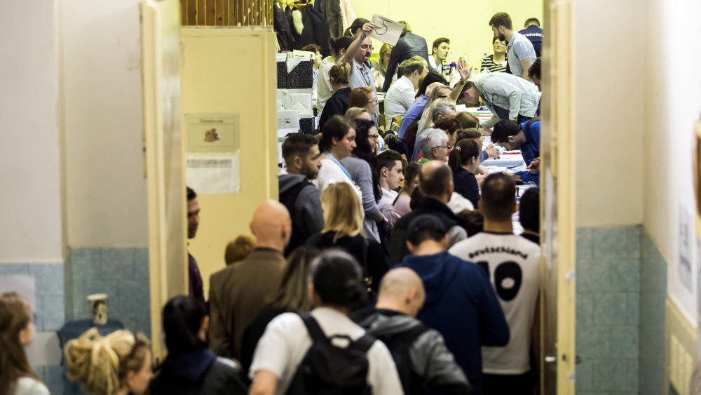 Szavazásra várakozók állnak sorban a hivatalos zárás után Újbudán, a Bocskai István Általános Iskolában az országgyűlési képviselő-választás napján, 2018. április 8-án. Az országban itt a legmagasabb, 10 764 a szavazásra átjelentkezők száma. Azok a szavazni akarók, akik már a sorban állnak, még leadhatják voksukat.