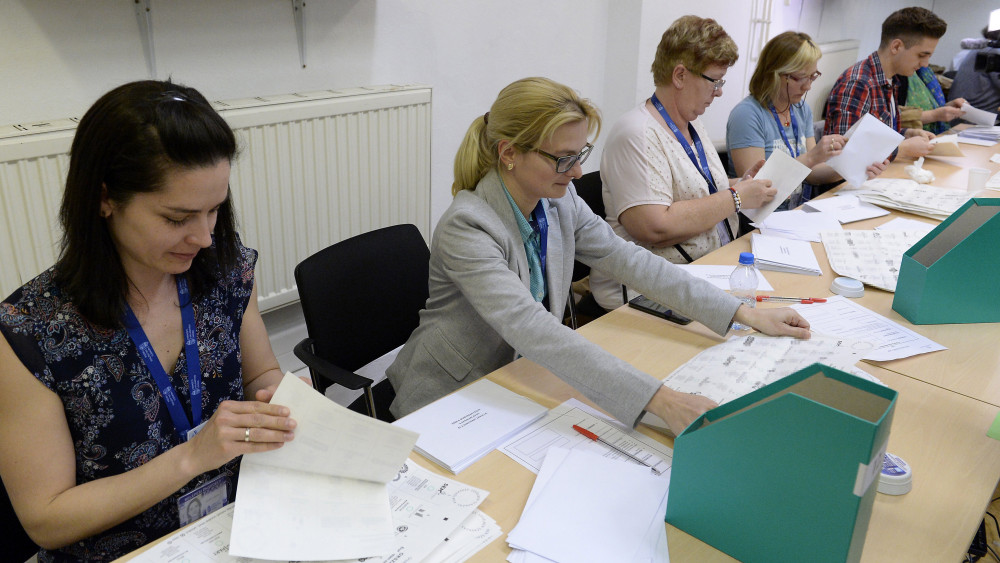 Szavazatszámlálók ellenőrzik a levélszavazatokat a Nemzeti Választási Iroda (NVI) budapesti székházában az országgyűlési képviselő-választás napján, 2018. április 8-án.