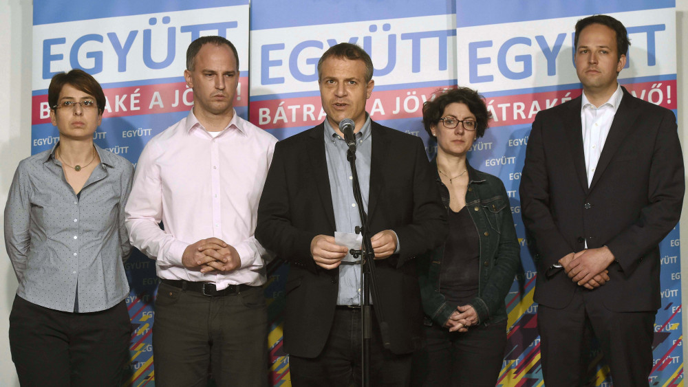 Szigetvári Viktor, az Együtt miniszterelnök-jelöltje (b2), Juhász Péter pártelnök (b3), valamint Spät Judit (b), Hajdu Nóra (b4) és Pataki Márton (j) elnökségi tagok az Együtt választási eredményváró rendezvényén tartott sajtótájékoztatójukon a budapesti Spicc Terasz épületében 2018. április 8-án.