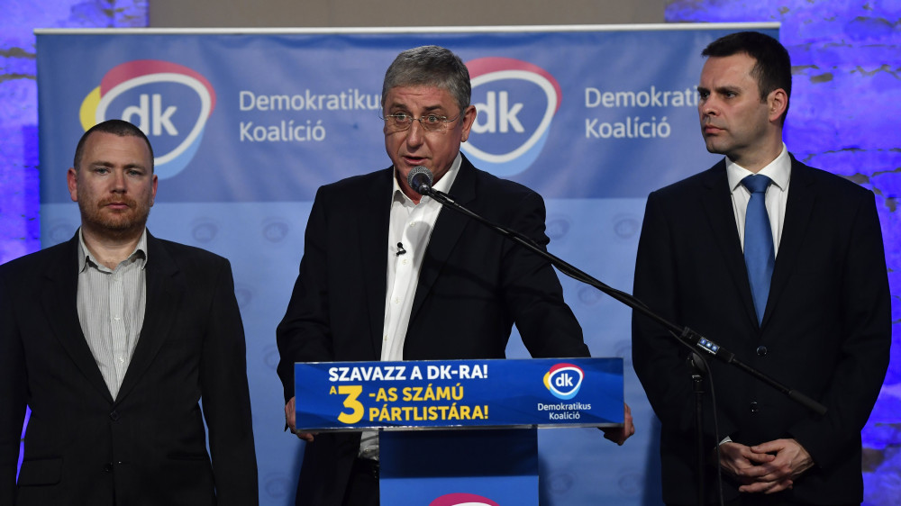 Gyurcsány Ferenc, a Demokratikus Koalíció (DK) elnöke beszél, mellette Molnár Csaba ügyvezető alelnök (j) és Székely Sándor, a Magyar Szolidaritás elnöke (b) a DK eredményváró rendezvényén a budapesti Ankertben 2018. április 8-án.