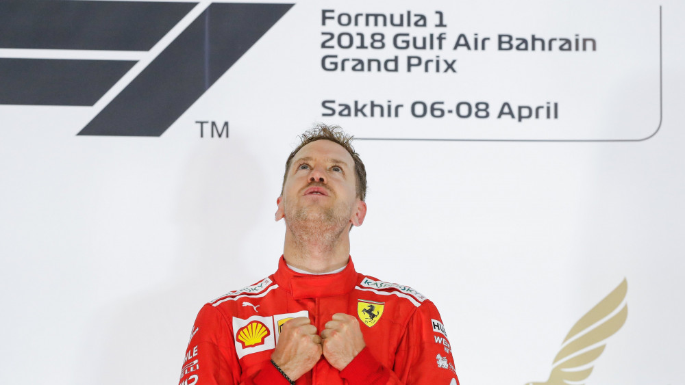 Szahír, 2018. április 8.Sebastian Vettel, a Ferrari német versenyzője a pódiumon, miután győzött a Forma-1-es autós gyorsasági világbajnokság Bahreini Nagydíján a szahíri pályán 2018. április 8-án. (MTI/EPA/Valdrin Xhemaj)