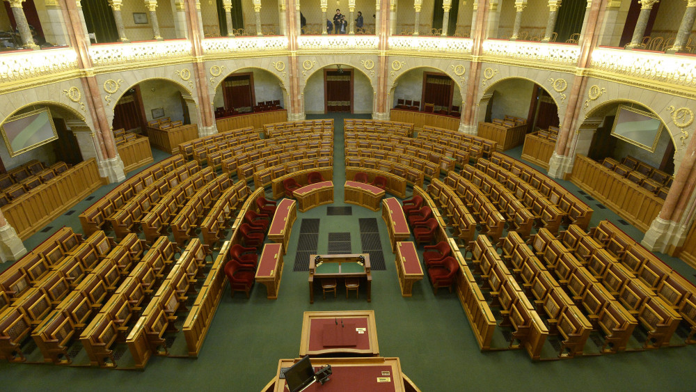 A Parlament felújított alsóházi ülésterme 2014. április 15-én. A termet 48 millió forintért újította fel a Pápai Asztalos Kft.