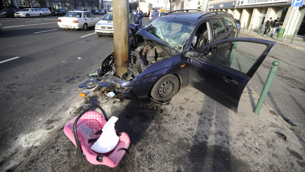 Villanyoszlopnak ütközött, összetört személygépkocsi Budapest XIII. kerületében, a Váci úton 2016. január 13-án. A balesetben egy nő és egy kisgyerek sérült meg.