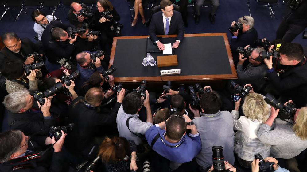 Washington, 2018. április 10.Mark Zuckerberg, a Facebook közösségi portál társalapító-vezérigazgatója (k) a Kereskedelmi és az Igazságügyi Bizottságnak a több tízmillió Facebook-felhasználó adatainak felhasználásával kapcsolatos meghallgatásán a washingtoni törvényhozás épületében a Capitoliumban 2018. április 10-én. Március közepén a londoni székhelyű Cambridge Analytica nevű brit-amerikai politikai elemző és tanácsadó cég vezérigazgatóját felfüggesztették állásából a The New York Times című amerikai és a The Guardian című brit napilap egyidejűleg közölt feltáró riportja után, amely szerint a cég több tízmillió Facebook-profilt használhatott fel a 2016-os amerikai elnökválasztási kampányban. (MTI/AP/Pablo Martinez Monsivais)