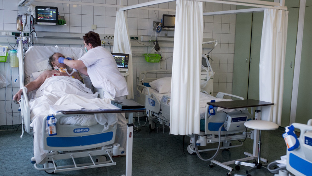 Egy beteget ápolnak a Bács-Kiskun Megyei Kórház újonnan kialakított intenzív betegápolási részlegén Kecskeméten 2017. november 23-án. A fejlesztés a fekvőbeteg szakellátó intézmények támogatására kiírt pályázat segítségével valósult meg. 