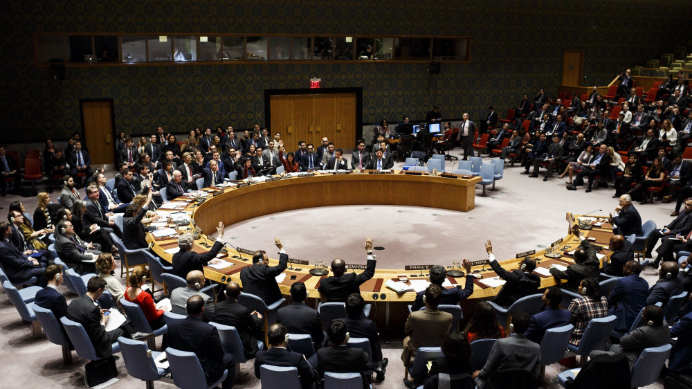 New York, 2018. április 11.Az ENSZ Biztonsági Tanácsának tagjai az Egyesült Államok határozattervezetéről szavaznak a Szíriában végrehajtott vegyifegyver-támadások ügyében tartott ülésen a világszervezet New York-i székházában 2018. április 10-én. (MTI/EPA/Justin Lane)