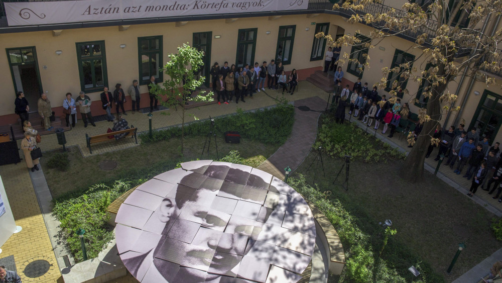 A Leövey Klára Gimnázium diákjai egy József Attilát ábrázoló mozaikképet mutatnak be a költő születésének 112. évfordulóján, a költészet napján Budapesten, a Gát utcai József Attila Emlékhelyen 2017. április 11-én.