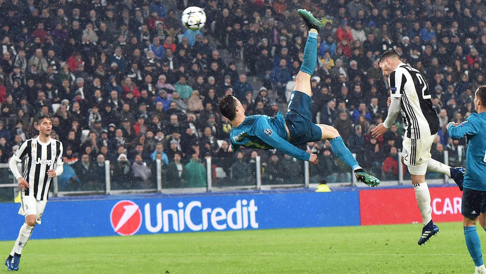 Torino, 2018. április 4.Cristiano Ronaldo, a Real Madrid játékosa (k) gólt rúg a Juventus ellen a labdarúgó Bajnokok Ligája negyeddöntőjének első mérkőzésén a torinói Allianz Stadionban 2018. április 3-án. (MTI/EPA/Alessandro Di Marco)