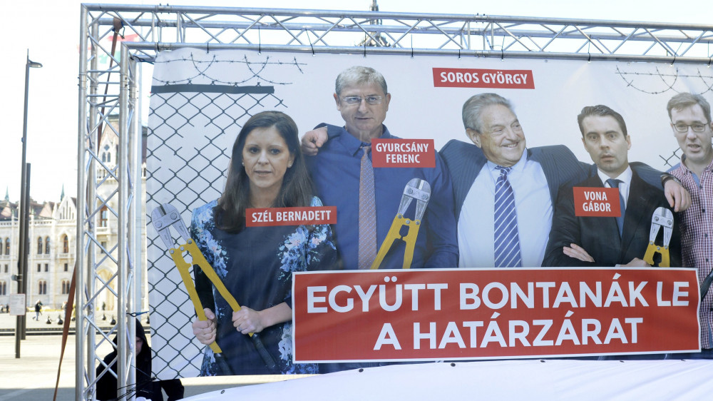 Leleplezik a Fidesz új plakátját, amelyet Hidvéghi Balázs, a párt kommunikációs igazgatója Az ellenzék lebontaná a határzárat címmel tartott sajtótájékoztatón mutatott be Budapesten, az Alkotmány utcában 2018. január 30-án.