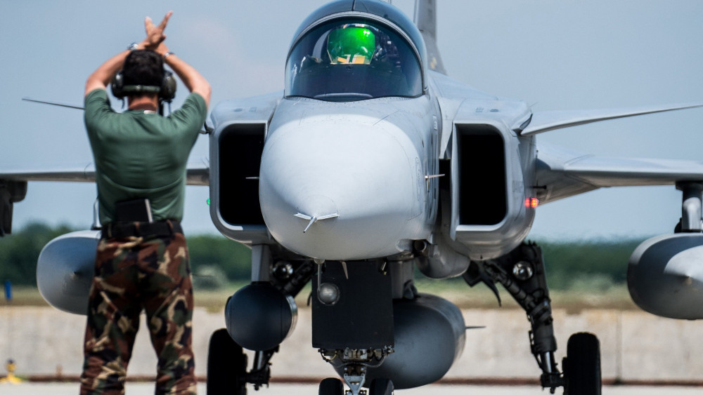 A NATO Tiger Meet elnevezésű nemzetközi repülőharcászati gyakorlatáról, Spanyolországból hazaérkező Gripen a kecskeméti repülőbázison 2016. május 27-én. A gyakorlaton a Magyar Honvédség öt Gripennel és ötven katonával vett részt.