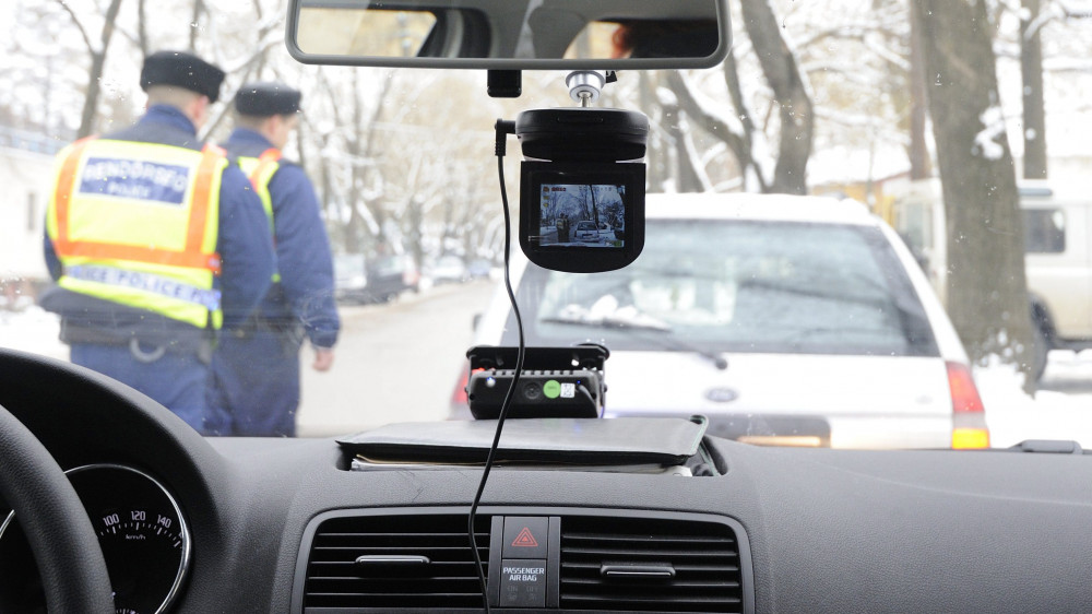 Egy rendőrautó fedélzeti videokamerája rögzít egy igazoltatást Csongrádon 2014. január 27-én. Az érintett önkormányzatok támogatásával az intézkedéseket rögzítő kamerákat szereltek a Csongrádi Rendőrkapitányság szolgálati járműveibe.