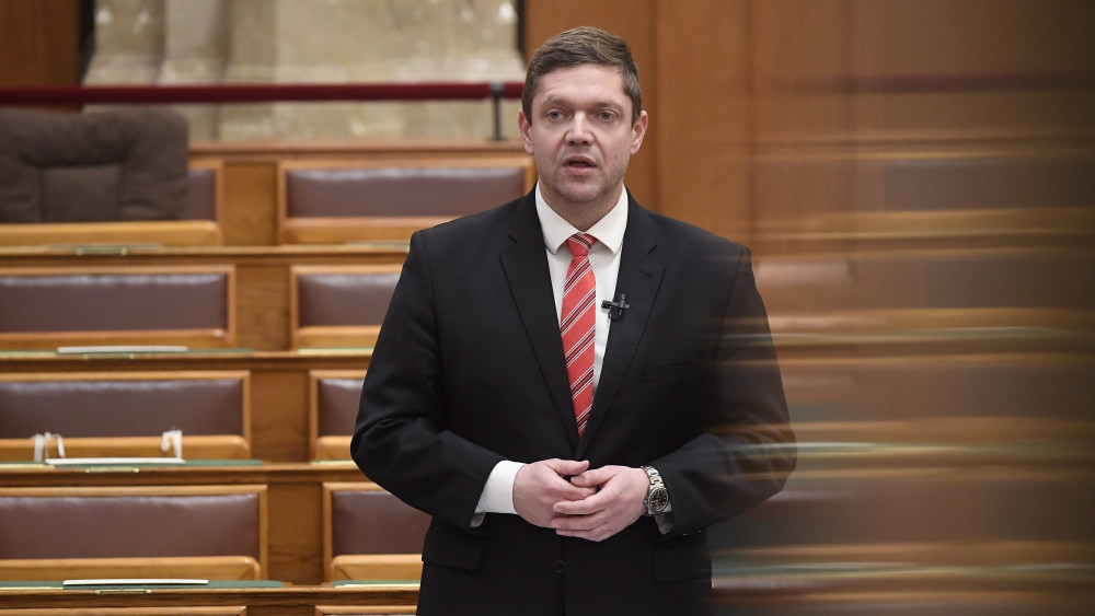 Tóth Bertalan, az MSZP frakcióvezetője napirend előtt felszólal az Országgyűlés plenáris ülésén 2018. február 19-én.
