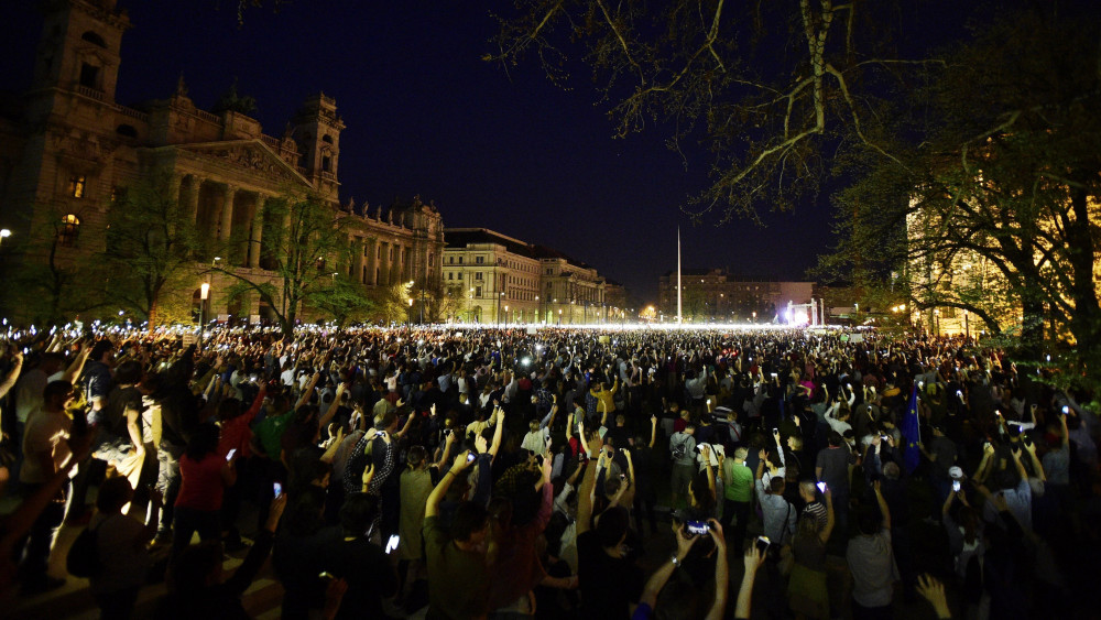 A Facebookon meghirdetett, ellenzéki pártok részvételével tartott demonstráció Budapesten, a Kossuth téren 2018. április 14-én. A résztvevők az Operaháztól vonultak a térre.