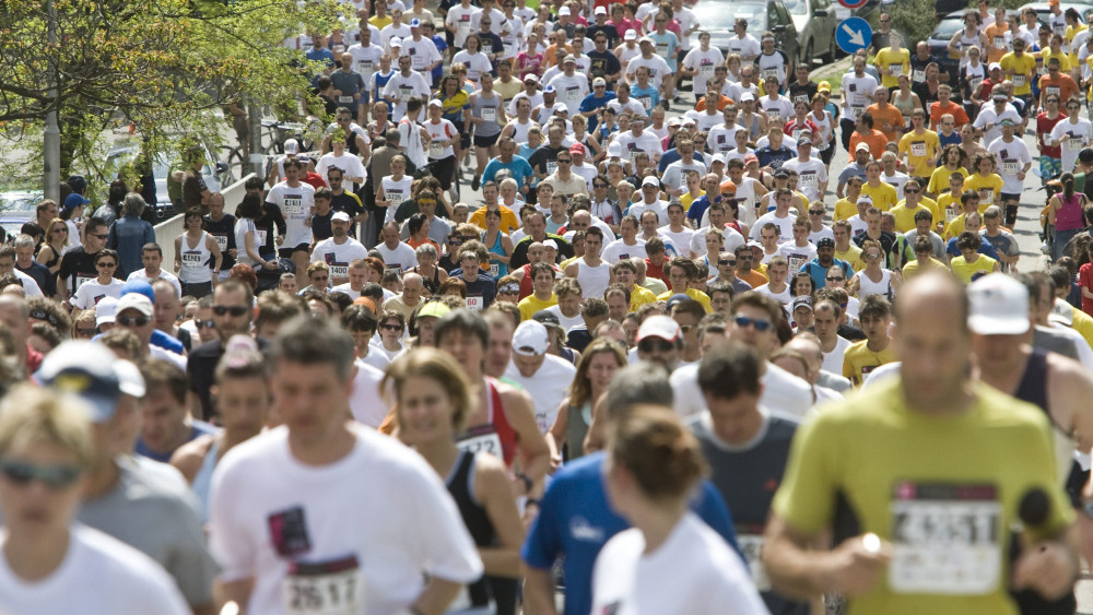 Résztvevők futnak a 12 kilométeres táv rajtján a 24. Vivicittá városvédő futáson a főváros XIII. kerületében a Margitszigeten.
