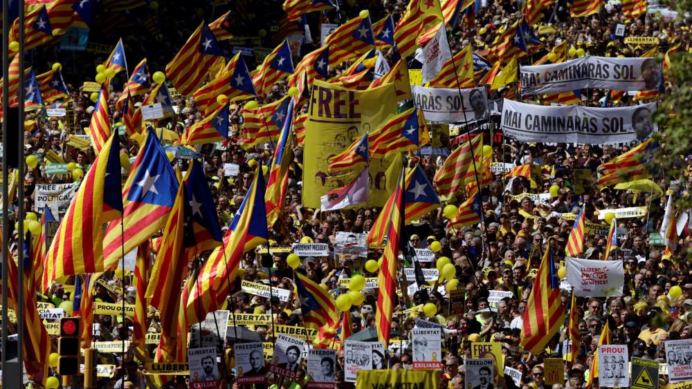 Barcelona, 2018. április 15.Az előzetes letartóztatásban lévő függetlenségpárti katalán politikusok szabadon engedéséért tüntetnek Barcelonában 2018. április 15-én. (MTI/EPA/Quique García)