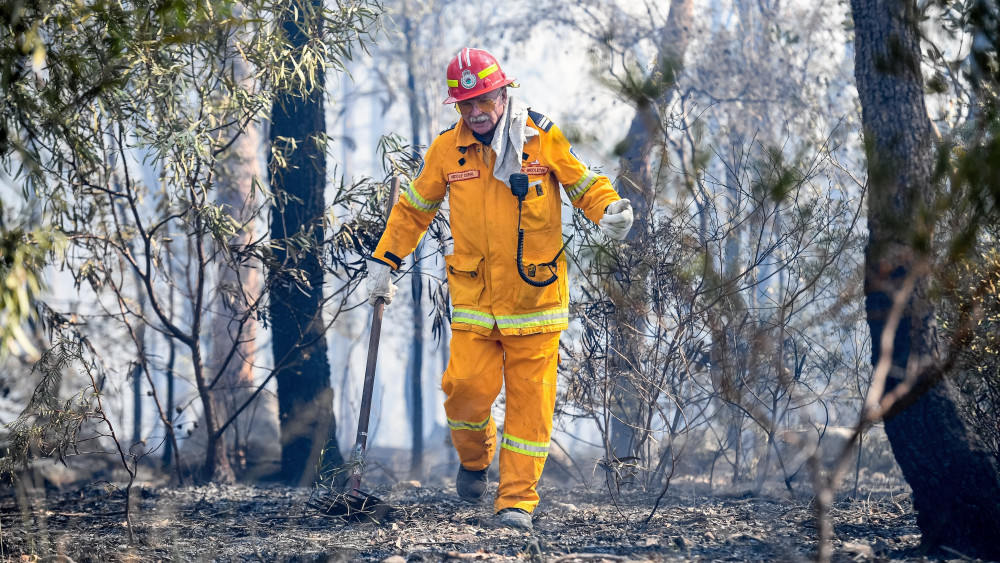 Barden Ridge, 2018. április 16.Tűzoltó a Sydney közelében fekvő Barden Ridge-ben pusztított erdőtűz helyszínén 2018. április 16-án. A tűzben, amelyet feltehetően szándékos gyújtogatás okozott,  már eddig több mint 2400 hektár növényzet vált a lángok martalékává. (MTI/EPA/Brendan Esposito)