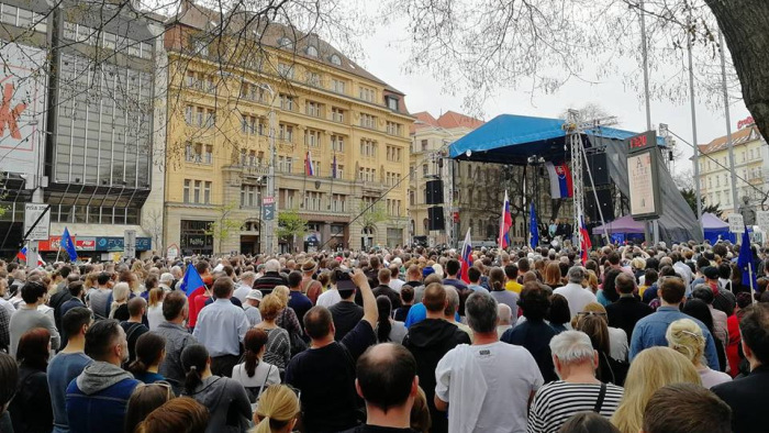 Vasárnap délután is megtelt tüntetőkkel a Szlovák Nemzeti Felkelés tere Pozsonyban